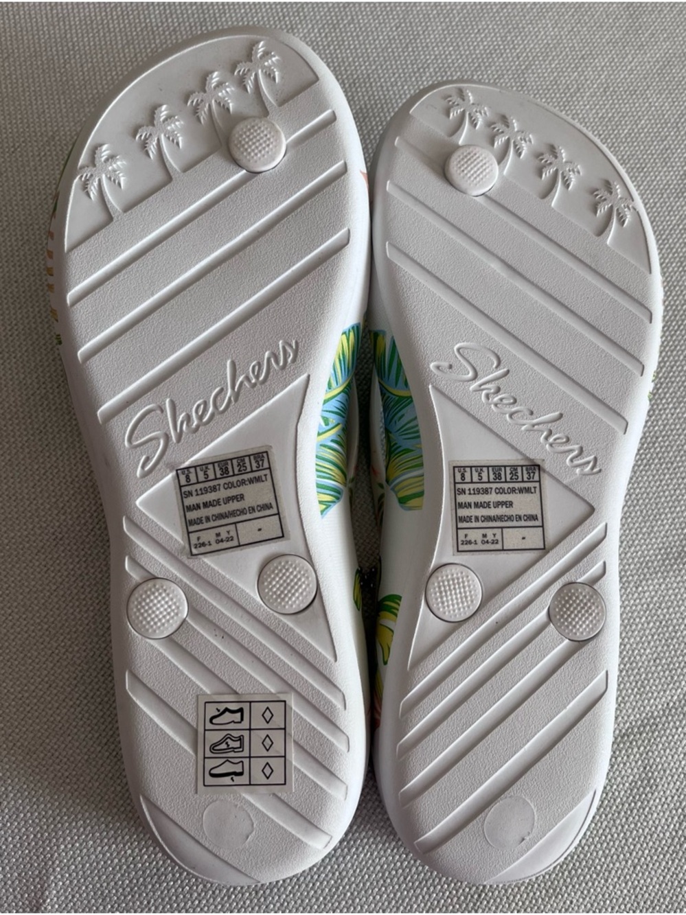 Skechers White Flip Flops with Green and Yellow Tropical Leaf Print Size 8 NWT - Picture 6 of 6